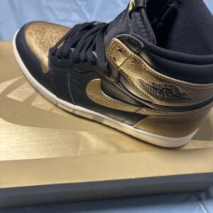 Air Jordan 1 Retro High OG Black Metallic Gold